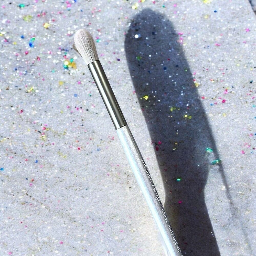 BELLE EN ARGENT THE SUBTLY SHADY CREASE AND BLEND BRUSH New Without Box